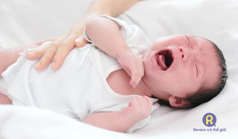 Không sốt nhưng có cơn co giật giả ở trẻ sơ sinh