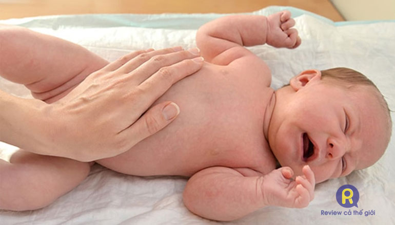 Trẻ sơ sinh bị táo bón bụng thường bị cứng, chướng